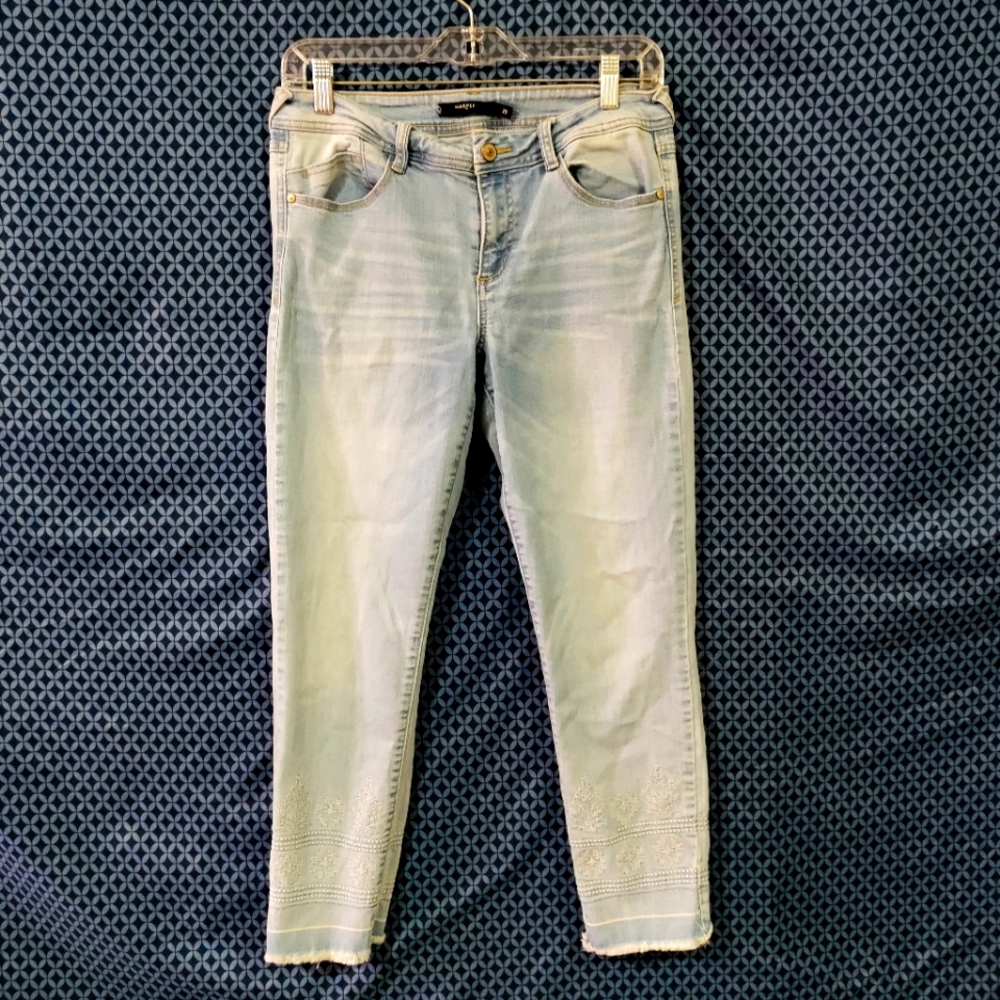 Harper - Ladies light wash denim skinny jeans with white embroidery. Size - 8/29
